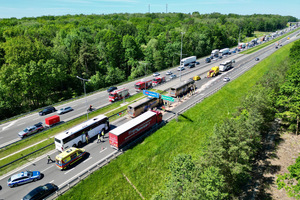 miejsce zdarzenia drogowego z udziałem dwóch autokarów