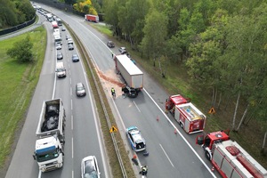 miejsce wypadku drogowego oraz służby, działające na miejscu.