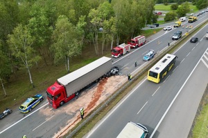miejsce wypadku drogowego oraz służby, działające na miejscu.