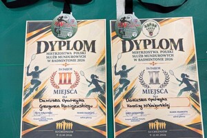 policjant w stroju sportowym na hali sportowej.