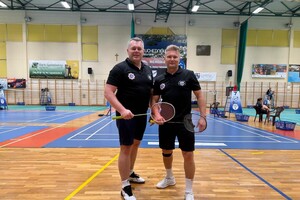 policjant w stroju sportowym na hali sportowej.