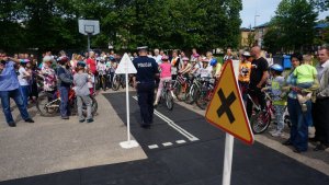 Policjant przeprowadza egzamin na kartę rowerową