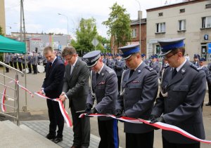 Następuje uroczyste przecięcie wstęgi