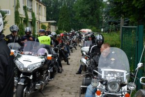 Motocykliści przygotowują się do wyjazdu