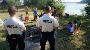 Policjanci podczas plenerowej lekcji z młodzieżą