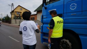 Policjant z wolontariuszką PZU wręczają kierowcy serduszko