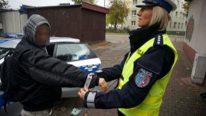 Działania Kontrola Drogowa Piesi. Policjanci wręczają odblaski