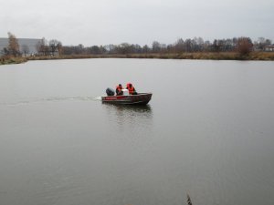 Strażacy wykorzystując łódź szukają zaginionego