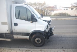 Uszkodzony bus, który brał udział w zdarzeniu drogowym