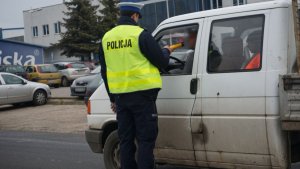 Policjant sprawdza stan trzeźwości kierującego