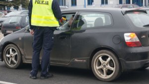 Policjant kontroluje stan trzeźwości kierującego