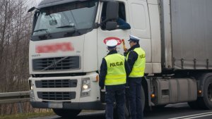 Policjanci kontrolują stan trzeźwości kierującego