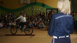 Uczeń pokonuje tor przeszkód jadąc na rowerze