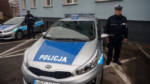 Policjanci prezentują nowe radiowozy