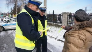 Policjanci wręczają odblaski