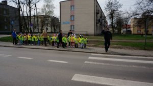 Policjant wraz z dziećmi daje znać!