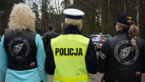 Policjantka i motocyklistkami