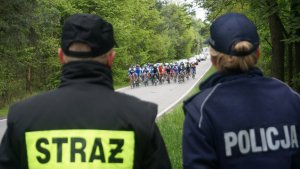 Policjantka i strażak podczas zabezpieczenia wyścigu