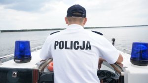 Policjant podczas wodnego patrolu