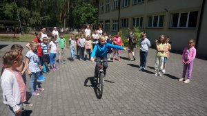 Policjanci ruchu drogowego w Żarkach Letnisko na spotkaniu profilaktyczno- edukacyjnym z młodzieżą