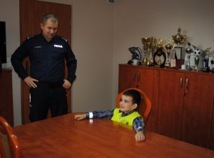 Olek rozmawia z szefem myszkowskich policjantów