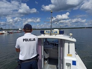 Policjant stoi na łodzi