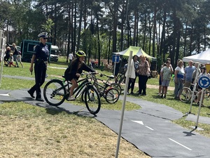 Na zdjęciu dzieci pod okiem policjantów zdające egzamin na kartę rowerową