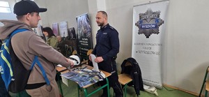 Na zdjęciu policjanci oraz kandydat