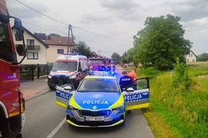 Na zdjęciu samochody służb