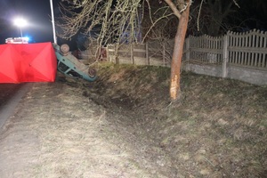 Na zdjęciu widzimy wywrócony samochód