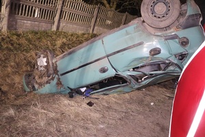 Na zdjęciu widzimy wywrócony samochód