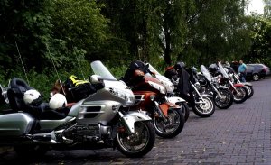 Fotografia kolorowa. Na zdjęciu motocykle zaparkowane obok siebie na Kopcu Wyzwolenia.