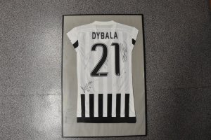Koszulka Paula Dybali z autografami piłkarzy drużyny Juventus Turyn