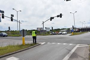Policjant ruchu drogowego stoi na skrzyżowaniu