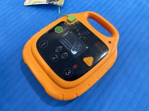 Zdjęcie przedstawia automatyczny defibrylator automatyczny