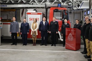 Zdjęcie z uroczystej zbiórki, podczas której wyróżnieni zostali policjanci