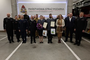 Zdjęcie z uroczystej zbiórki, podczas której wyróżnieni zostali policjanci