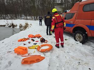 Zdjęcie służb mundurowych podczas wspólnych ćwiczeń na zamarzniętym akwenie