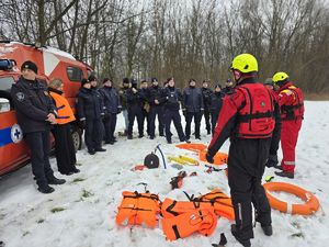 Zdjęcie służb mundurowych podczas wspólnych ćwiczeń na zamarzniętym akwenie