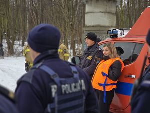 Zdjęcie służb mundurowych podczas wspólnych ćwiczeń na zamarzniętym akwenie