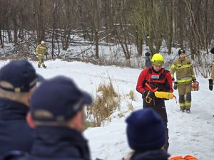 Zdjęcie służb mundurowych podczas wspólnych ćwiczeń na zamarzniętym akwenie