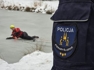 Zdjęcie służb mundurowych podczas wspólnych ćwiczeń na zamarzniętym akwenie