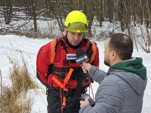 Zdjęcie służb mundurowych podczas wspólnych ćwiczeń na zamarzniętym akwenie