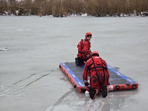 Zdjęcie służb mundurowych podczas wspólnych ćwiczeń na zamarzniętym akwenie