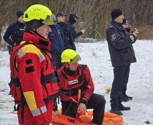 Zdjęcie służb mundurowych podczas wspólnych ćwiczeń na zamarzniętym akwenie