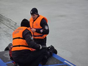 Zdjęcie służb mundurowych podczas wspólnych ćwiczeń na zamarzniętym akwenie