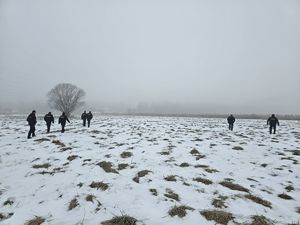 Zdjęcia policjantów podczas poszukiwań za zaginionym mężczyzną