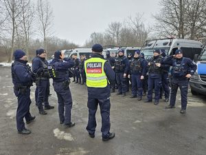 Zdjęcia policjantów podczas poszukiwań za zaginionym mężczyzną