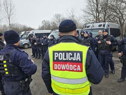 Zdjęcia policjantów podczas poszukiwań za zaginionym mężczyzną