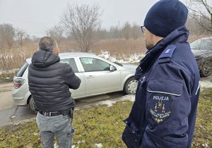 Zdjęcia policjantów podczas poszukiwań za zaginionym mężczyzną